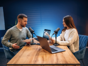 twee mensen met een podcast